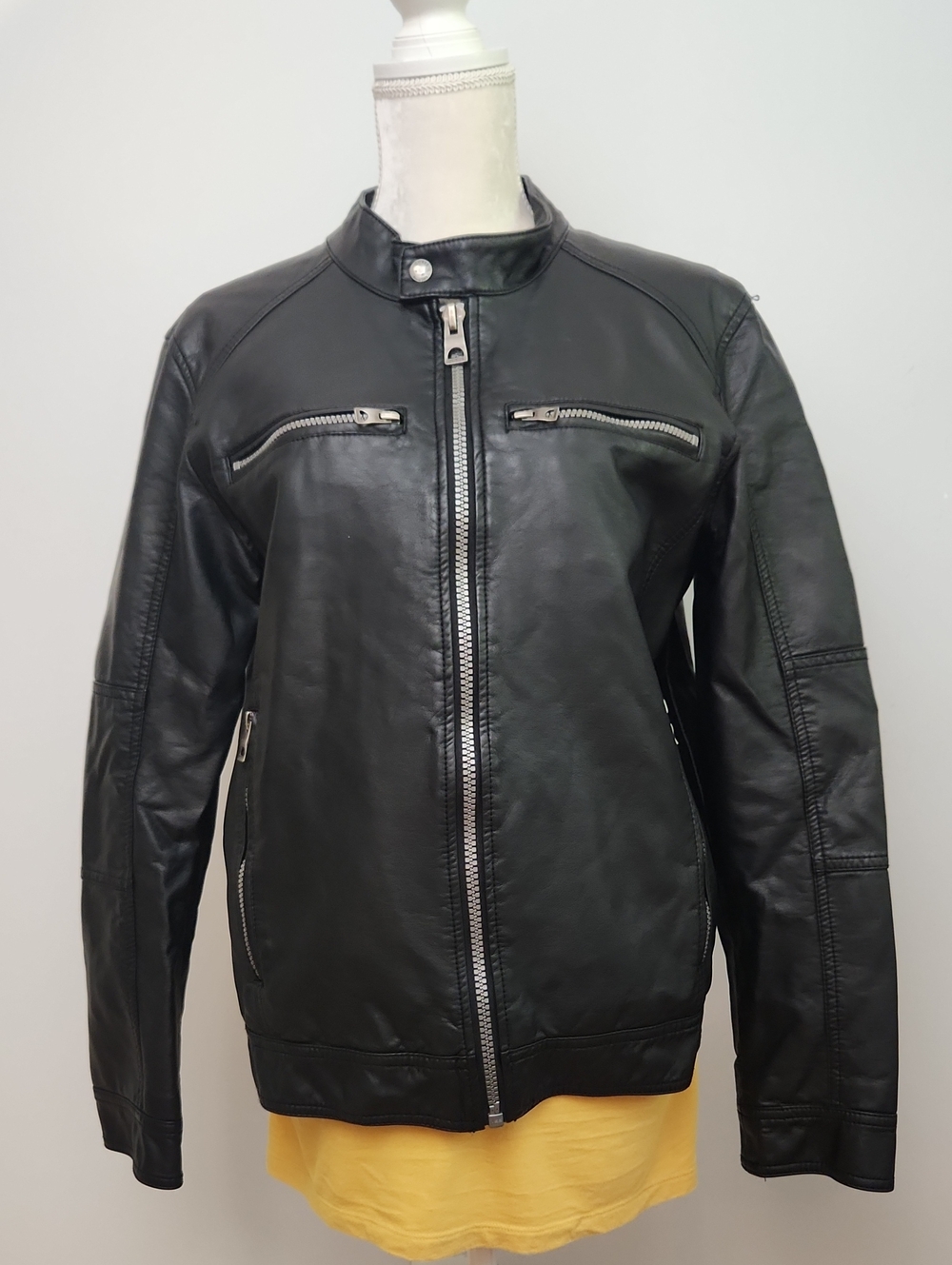 GUESS BLACK LEATHER MOTO JACKET W/4 EXT ZIPPER POCKETS & 1 INTERIOR SLIP POCKET